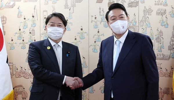 윤석열 대통령이 지난 5월 10일 일본 정부 취임 축하사절로 방한한 하야시 요시마사 일본 외무상을 서울 용산 대통령 집무실 앞에서 접견에 앞서 악수하고 있다.(자료 사진=연합뉴스)