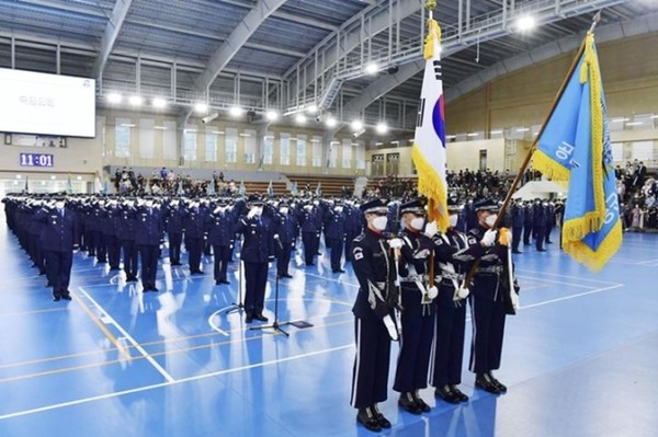 공군 제243기 부사관 372명이 2일 교육사령부에서 열린 임관식에서 국기에 대한 경례를 하고 있다.(사진=공군 제공)
