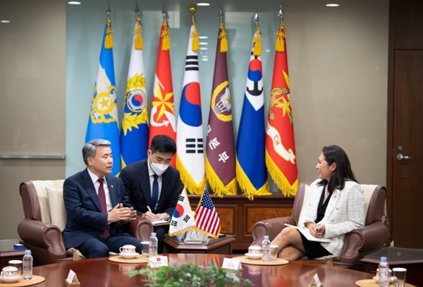 이종섭 국방부 장관이 5일 국방부 청사에서 미국 연방 하원 군사위원회‧외교위원회 소속 대표단 스테파니 머피 단장을 접견하고 있다.(사진=국방부 제공)