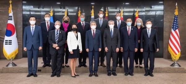 이종섭 국방부 장관이 5일 국방부 청사에서 미국 연방 하원 군사위원회‧외교위원회 소속 대표단과 함께 기념 촬영을 하고 있다.(사진=국방부 제공)