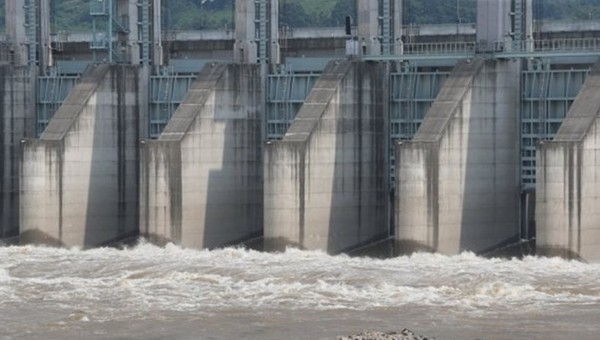 북한이 5일 황강댐 수문 일부를 개방한 것으로 군 당국에 의해 파악되고 있는 가운데 경기도 연천군 군남홍수조절댐에서 임진강 상류 물을 방류하고 있다.(사진=연합뉴스)