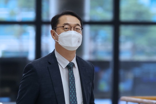 김건 외교부 한반도평화교섭본부장이 성김 미국 국무부 대북특별대표, 후나코시 다케히로(船越健裕) 일본 외무성 아시아대양주국장과 한미일 북핵 수석대표 회담 참석을 위해 6일 김포공항을 통해 일본으로 출국하고 있다.(사진=연합뉴스)