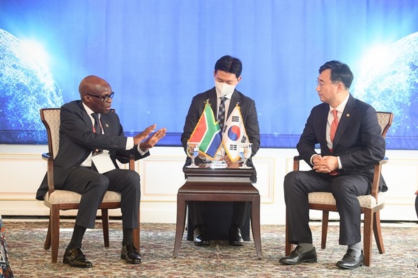 신범철 국방부 차관이 지난 6일 서울 중구 롯데호텔에서 타방 막퀘틀라 남아프리카공화국 국방차관과 양자 회담을 하고 있다.(사진=국방부 제공)