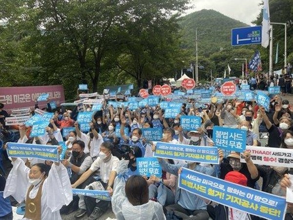 경북 성주군 주한미군 사드(THAAD·고고도 미사일 방어체계) 기지 철회를 요구하는 ‘사드 철회 성주대책위원회’ 등 6개 단체로 구성된 ‘사드 철회 평화회의’는 지난 3일 기지 입구인 진밭교에서 사드 기지 정상화 반대 집회를 열었다.(사진=연합뉴스)
