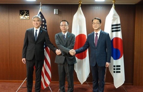 김건(오른쪽) 외교부 한반도평화교섭본부장이 성 김(왼쪽) 미 국무부 대북특별대표, 후나코시 다케히로 일본 외무성 아시아‧대양주국장과 지난 7일 일본 도쿄 외무성에서 한미일 3국 북핵 수석대표 협의를 시작하기 전 악수하고 있다.(사진=연합뉴스)