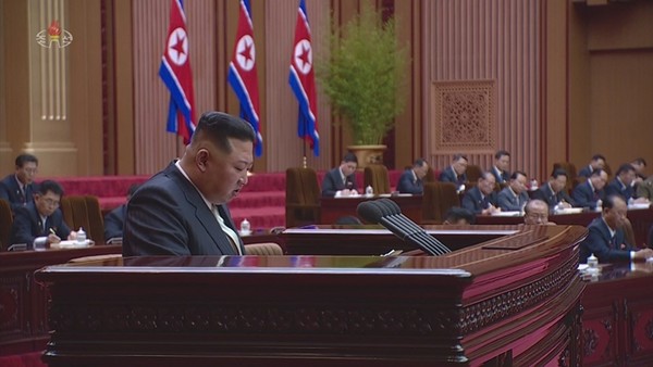 김정은 국무위원장이 지난 8일 평양 만수대의사당에서 북한 최고인민회의 제14기 제7차 회의 2일차 회의에서 핵보유국을 일방적으로 선언하는 시정연설을 하고 있다.(사진=조선중앙TV 화면 갈무리 연합뉴스)