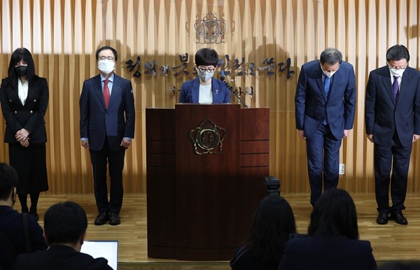 공군 성폭력 피해 사망 고 이예람 중사 사건 안미영 특별검사(가운데) 등 팀원들이 13일 서울 서초구 서울지방변호사회관에서 수사 결과를 발표한 뒤 인사하고 있다.(사진=연합뉴스)