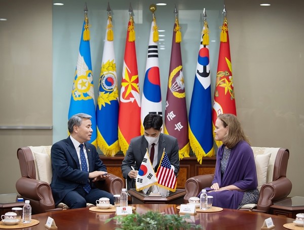 이종섭 국방부 장관(왼쪽)이 13일 서울 용산구 국방부 청사에서 미셸 플루노이 신미국안보센터(CNAS) 이사장을 면담하고 있다.(사진=국방부 제공)