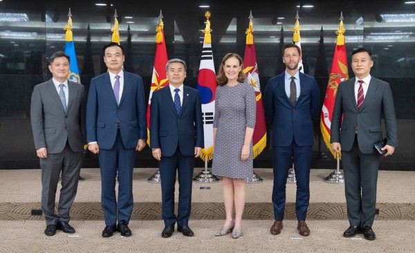 이종섭 국방부 장관(왼쪽 세 번째)이 13일 서울 용산구 국방부 청사에서 미셸 플루노이 신미국안보센터(CNAS) 이사장(왼쪽 네 번째)과 차세대 안보전문가 대표단을 접견하고 기념 촬영을 하고 있다.(사진=국방부 제공)