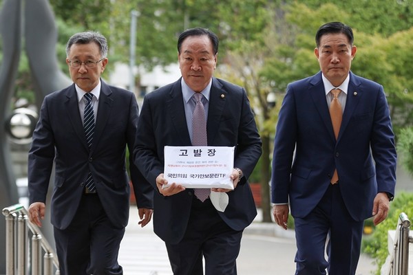 국민의힘 국가안보문란실태조사 TF 위원장인 한기호 의원(가운데)이 14일 서울 서초구 대검찰청에서 송영무 전 국방부 장관, 이석구 전 기무사령관, 임태훈 군인권센터 소장 등 3인을 지난 2018년 7월 계엄령 관련 문건을 왜곡, 불법 유출해 직권남용과 군사기밀 보호법을 위반했다는 내용의 고발장을 접수하기 위해 민원실로 향하고 있다. 오른쪽은 국민의힘 TF 부위원장 신원식 의원, 왼쪽은 임천영 변호사.(사진=연합뉴스)