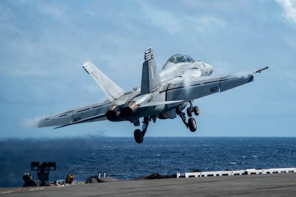 미국 해군이 13일(현지시간) 공개한 핵추진 항공모함 로널드 레이건함 함상에서 이륙하는 F/A-18E 슈퍼호넷 전투기. (사진=미 국방부 사진·영상 웹사이트, 이하 같음)