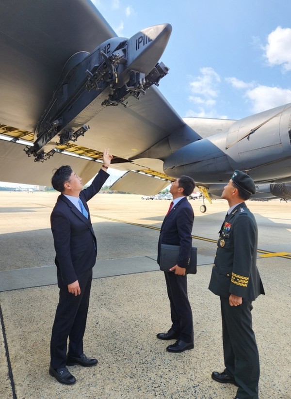 신범철(왼쪽) 국방부 차관이 15일(현지시간) 미국 메릴랜드주 앤드루스 합동기지를 방문해 B-52H 전략폭격기 핵탄두 탑재 부분을 직접 확인하고 있다. (사진=국방부 제공)