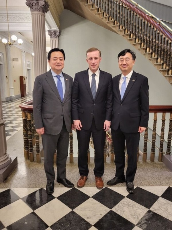 조현동 외교부 1차관(왼쪽)과 신범철 국방차관(오른쪽)이 15일(현지시간) 제이크 설리번 미국 백악관 국가안보보좌관과 면담 자리에서 기념사진을 촬영하고 있다.(사진=외교부 제공)