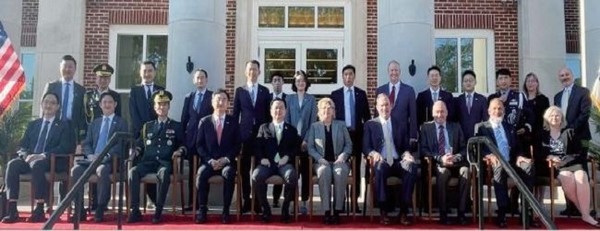 신범철(앞줄 왼쪽 네번째) 국방부 차관과 조현동(앞줄 왼쪽 다섯번째) 외교부 1차관이 14일(현지시간) 미국 미사일방어청(MDA)을 방문해 로라 데시몬(앞줄 왼쪽 여섯번째) 부청장 등 관계자들과 기념촬영을 하고 있다. (사진=국방부 제공)