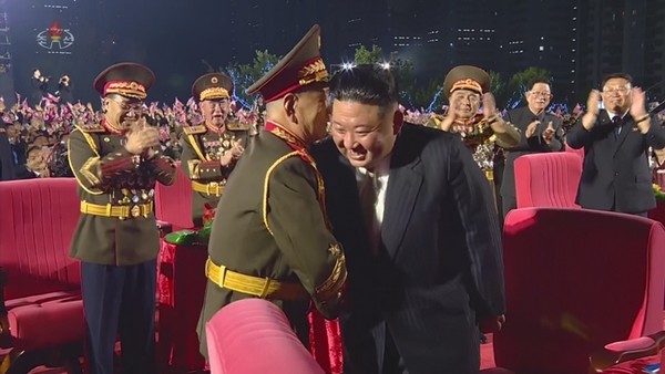 김정은 북한 국무위원장이 북한 정권수립(9·9절) 74주년을 하루 앞둔 지난 8일 평양 만수대 기슭에서 열린 경축행사에서 황병서 전 당 조직지도부 제1부부장과 인사하고 있다. (사진=조선중앙TV 화면 갈무리 연합뉴스)