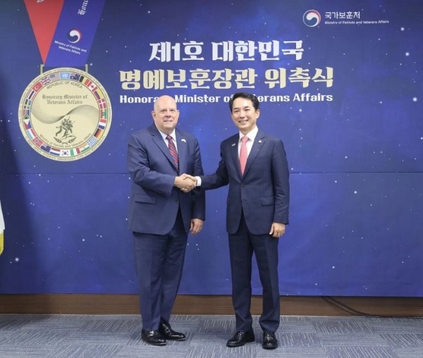 19일 서울지방보훈청에서 열린 제1호 대한민국 명예보훈장관 위촉식에서 래리 호건(왼쪽) 미국 메릴랜드 주지사와 박민식 국가보훈처장이 악수하고 있다. (사진=보훈처 제공)