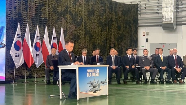 마리우스 브와쉬착 폴란드 부총리 겸 국방부 장관이 지난 16일(현지시간) 폴란드 민스크 마조비에츠키 시에서 열린 폴란드 군비청과 KAI의 FA-50 전투기 48대 수출 이행계약 체결식에서 계약서에 서명하고 있다.(사진=방위사업청 제공)