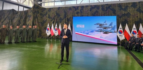 안제이 두다 폴란드 대통령이 지난 16일(현지시간) 폴란드 민스크 마조비에츠키시에서 열린 폴란드 군비청과 KAI의 FA-50 전투기 48대 수출 이행계약 체결식에서 인사말을 하고 있다.(사진=방위사업청 제공)