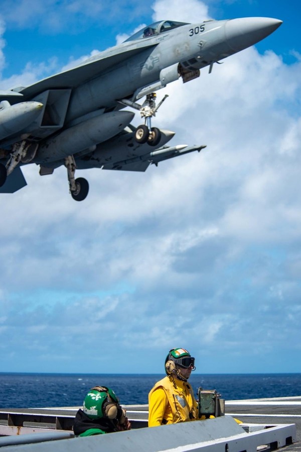 미국 해군 태평양함대사령부가 지난 13일(현지시간) 공개한 항모강습단의 로널드 레이건함 훈련 모습. F/A-18E 슈퍼호넷 전투기가 착륙하고 있다.