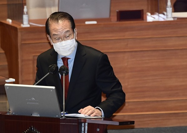 권영세 통일부 장관이 20일 국회 본회의장에서 열린 정치분야 대정부 질문에서 의원들의 질의에 답변하고 있다.(사진=국회사진기자단 연합뉴스)