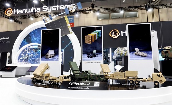 'DX KOREA 2022'의 한화시스템 레이다존에 전시된 대공방어레이다 3종. 왼쪽부터 장거리용, 수출용, 다표적동시교전 다기능레이다. (사진=한화 제공)