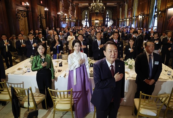 윤석열 대통령과 김건희 여사가 20일(현지시간) 미국 뉴욕 시내 한 연회장에서 열린 미국 뉴욕 동포 만찬 간담회에서 국기에 대한 경례를 하고 있다.(사진=연합뉴스)