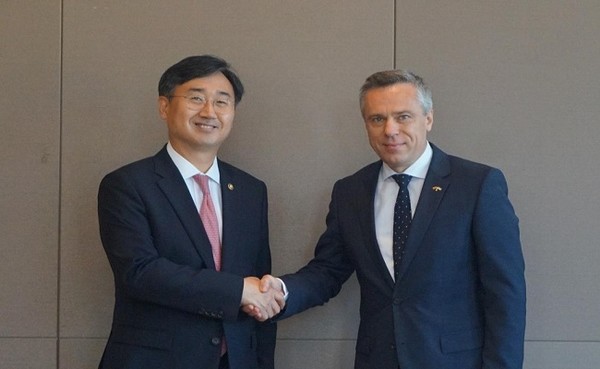 신범철(왼쪽) 국방부 차관과 빌리우스 세메스카 리투아니아 차관. (사진=국방부 제공)