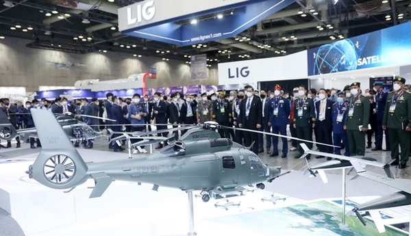 해외 VIP 및 군 관계자들이 21일 경기도 고양시 킨텍스 제2전시장에서 열린 대한민국 방위산업전시회(DX KOREA 2022)에서 한국산 무기를 살펴보고 있다.(사진=연합뉴스)