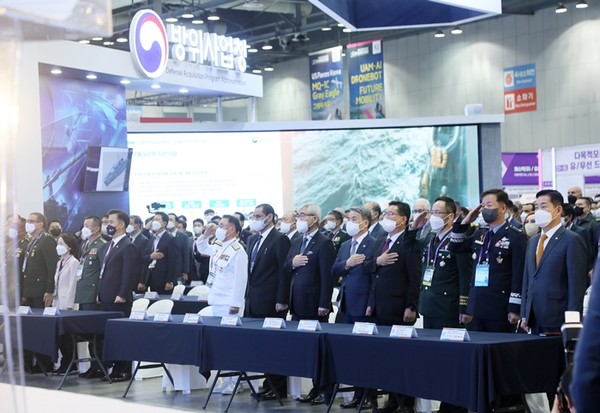 21일 경기도 고양시 킨텍스 제2전시장에서 열린 대한민국 방위산업전시회(DX KOREA 2022) 개막식에서 이종섭 국방부 장관 등 참석자들이 국기에 대한 경례를 하고 있다. (사진=연합뉴스)