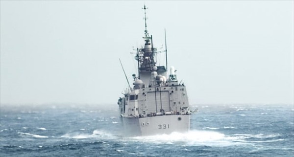 캐나다 왕립해군의 핼리팩스급 호위함 HMCS 밴쿠버함(FFH 331)이 지난 20일 대만해협을 통과하고 있다.(사진=AP연합뉴스)