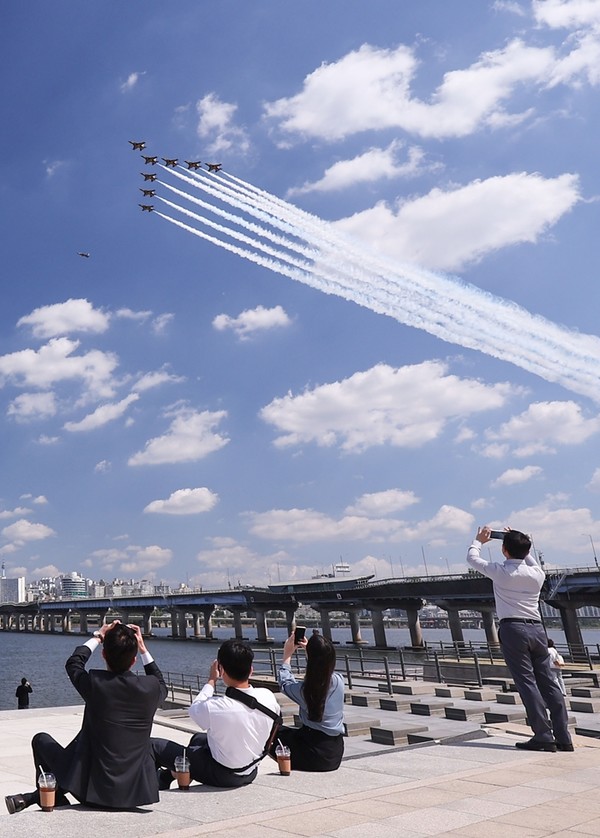 오는 10월 1일 제74주년 국군의 날 기념식에서 축하 비행을 하는 공군 특수비행팀 블랙이글스가 지난 21일 서울 여의도 한강공원 상공에서 사전 훈련을 하고 있다.(사진=연합뉴스)