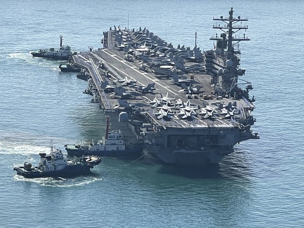 23일 오전 미국 핵 추진 항공모함 로널드 레이건함(CVN-76)가 부산 해군작전사렵부 기지에 입항하고 있다. 10만t급의 레이건함은 2003년 취역해 슈퍼호넷(F/A-18) 전투기, 공중조기경보기(E-2D)를 비롯한 각종 항공기 90여 대를 탑재하고 다녀 ‘떠다니는 군사기지’로 불린다. (사진=전바울 기자)