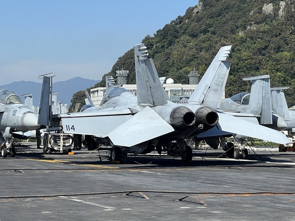 23일 오전 부산작전기지에 입항한 ‘떠다니는 군사기지’ 미 핵항모 10만t급 레이건호 갑판에 전개된 슈퍼호넷(F/A-18) 전투기. (사진=전바울 기자)