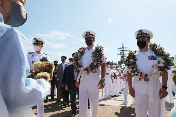 미 해군의 핵추진 항공모함 로널드 레이건함(CVN-76)이 23일 부산 남구 해군작전사령부 기지에 입항한 뒤 5항모강습단장 마이클 도넬리 준장과 로널드 레이건함 함장 골드해머 대령이 축하를 받고 있다.(사진=사진공동취재단 연합뉴스)