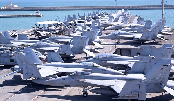 23일 부산 남구 해군작전사령부 기지에 입항한 '미 해군의 핵추진 항공모함 로널드 레이건함(CVN-76) 갑판에 각종 함재기가 가득하다.(사진=사진공동취재단 연합뉴스)