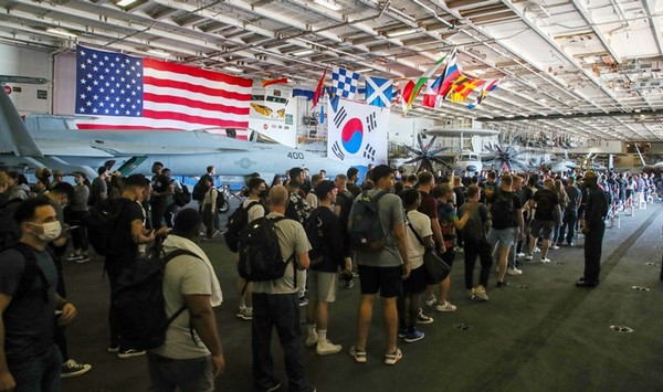 23일 부산 남구 해군작전사령부 기지에 입항한 미 해군의 핵추진 항공모함 로널드 레이건함(CVN-76) 승조원들이 하선을 기다리고 있다. (사진=사진공동취재단 연합뉴스)