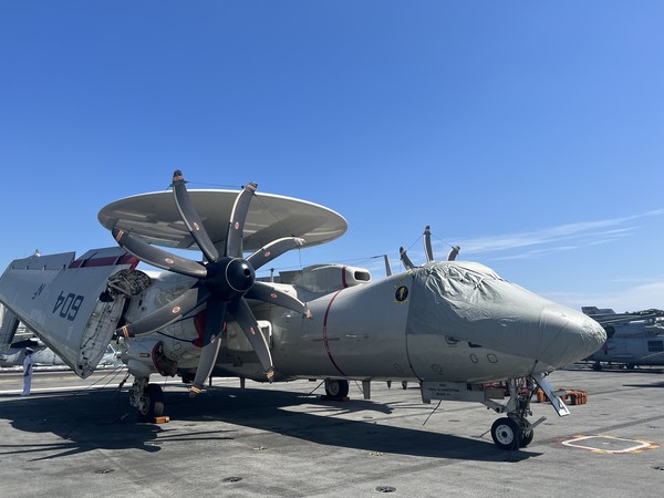 23일 오전 부산항에 입항은 미국의 10만t급 핵추진 항공모함 레이건함에 탑재된 호크아이 공중조기경보기(E-2D).