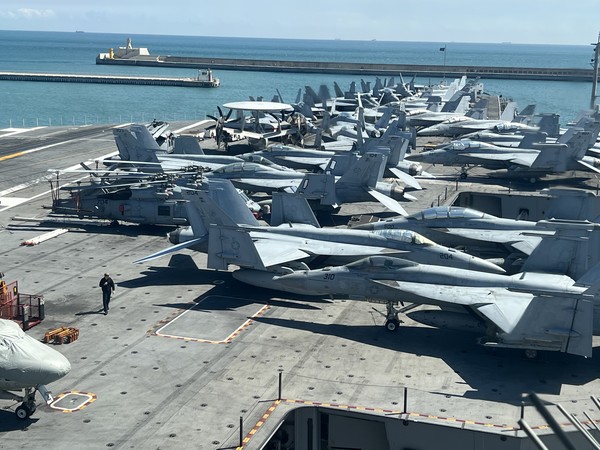 23일 오전 부산항에 입항은 미국의 10만t급 핵추진 항공모함 레이건함에 탑재된 슈퍼호넷(F/A-18) 전투기, 호크아이 공중조기경보기(E-2D) 등 수십대의 함재기가 갑판에 도열해 있다.