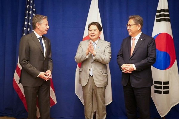 박진 외교부장관(오른쪽)이 22일(현지시간) 미국 뉴욕 시내 한 호텔에서 토니 블링컨 미국 국무부장관(왼쪽), 하야시 요시마사 일본 외무상과 한미일 3국 외교장관 회담을 가졌다.(사진= 외교부 제공)