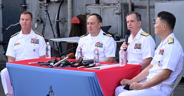 미국의 핵추진 항공모함 로널드 레이건함(CVN-76)이 23일 부산 남구 해군작전사령부 기지에 입항한 후 기자들과 간담회를 하고 있다. 왼쪽부터  마크 셰이퍼 주한 미 해군사령관, 골드해머 로널드레이건 함장, 마이클 도넬리 미 해군 5항모강습단장, 김경철 해군작전사령부 해양작전본부장.(사진=연합뉴스)