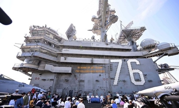 미국의 핵추진 항공모함 로널드 레이건함(CVN-76)이 23일 부산 남구 해군작전사령부 기지에 입항한 후 함상에서 ‘기자회견 및 견학’ 행사를 하고 있다.(사진=연합뉴스)