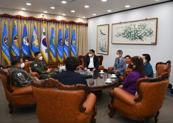 공군 제1전투비행단(단장 류진산 준장)과 광주 광산구 소상공인연합회(회장 김범주)는 27일 지역경제를 살리기 위한 간담회를 가졌다. 