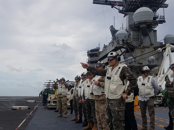 김승겸 합참의장과 폴 러캐머라 한미연합사령관이 27일 동해 상에서 한미 연합해상훈련 중인 미국의 핵 추진 항공모함 로널드 레이건함을 방문했다.(사진=합동참모본부 제공)