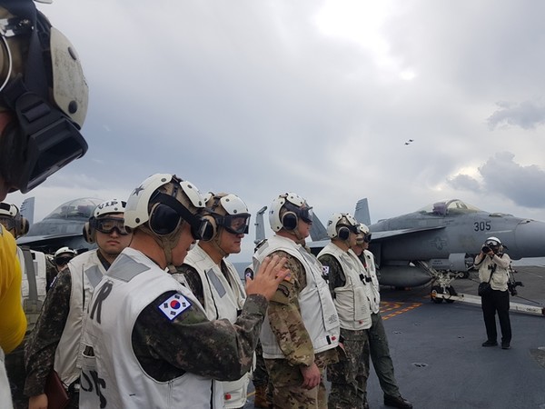 김승겸 합참의장과 폴 러캐머라 한미연합사령관이 27일 동해 상에서 한미 연합해상훈련 중인 미국의 핵 추진 항공모함 로널드 레이건함을 방문했다.(사진=합동참모본부 제공)