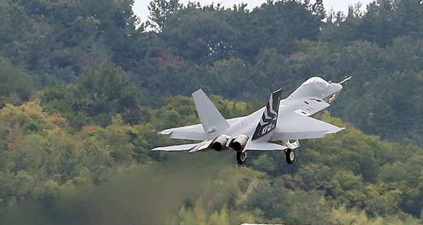 한국형 초음속 전투기 KF-21  ‘보라매’가 28일 경남 사천시 공군 제3훈련비행단 상공에서 비행하고 있다.(사진=연합뉴스)