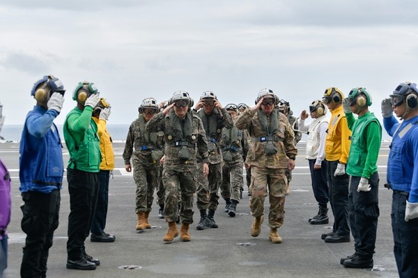 폴 러캐머라 주한미군사령괌 겸 한미연합사령관이 지난 27일 김승겸 합참의장과 함께 동해 상에서 한미 연합해상훈련 중인 미국 핵추진 항공모함 로널드 레이건함을 방문했다.(사진=합동참모본부 제공)