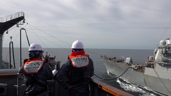 동해에서 진행 중인 한미 연합해상훈련 3일 차인 28일 해군 군수지원함 화천함이 기동군수훈련의 일환으로 미국 이지스구축함 배리함에 유류를 공급하고 있다.(사진=해군 제공)