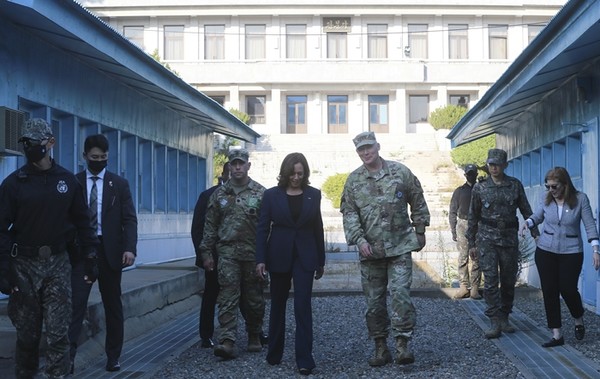 카멀라 해리스 미국 부통령이 29일 경기 파주시 판문점을 찾아 현장을 둘러보고 있다. (사진=사진공동취재단)