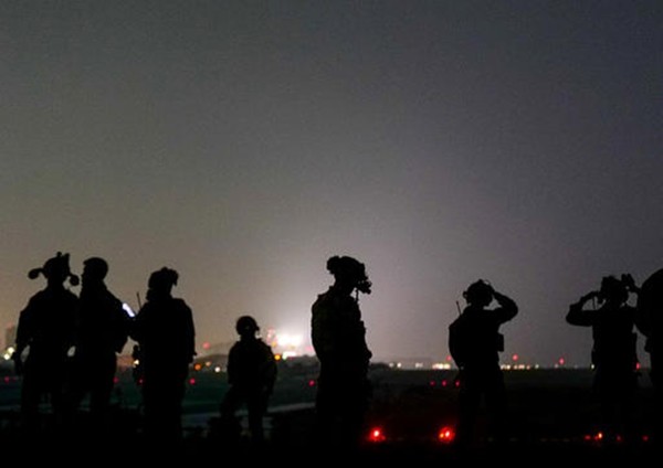 주한 미 특수전사령부는 한국군과 함께 지난 29일 밤 경기도 평택 캠프 험프리스에서 '티크 나이프' 훈련을 실시하고 30일 이를 공개했다.(사진=주한 미 특수전사령부 페이스북 갈무리)