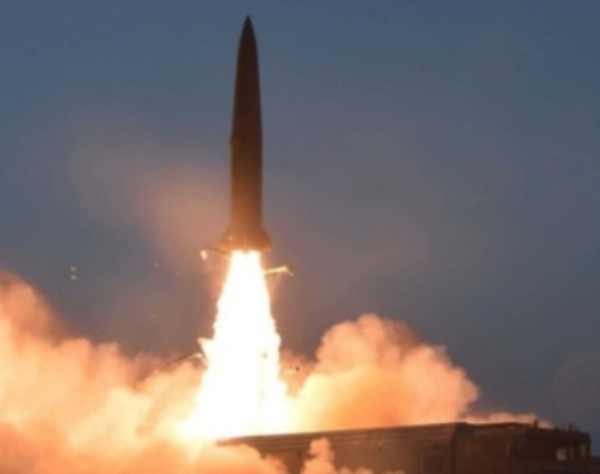 북한은 한국군 국군의날인 1일 동해상으로 탄도미사일 2발을 발사했다. 사진은 북한이 지난 1월 25일 탄도미사일을 발사하는 장면. (자료 사진=조선중앙통신 갈무리 연합뉴스)